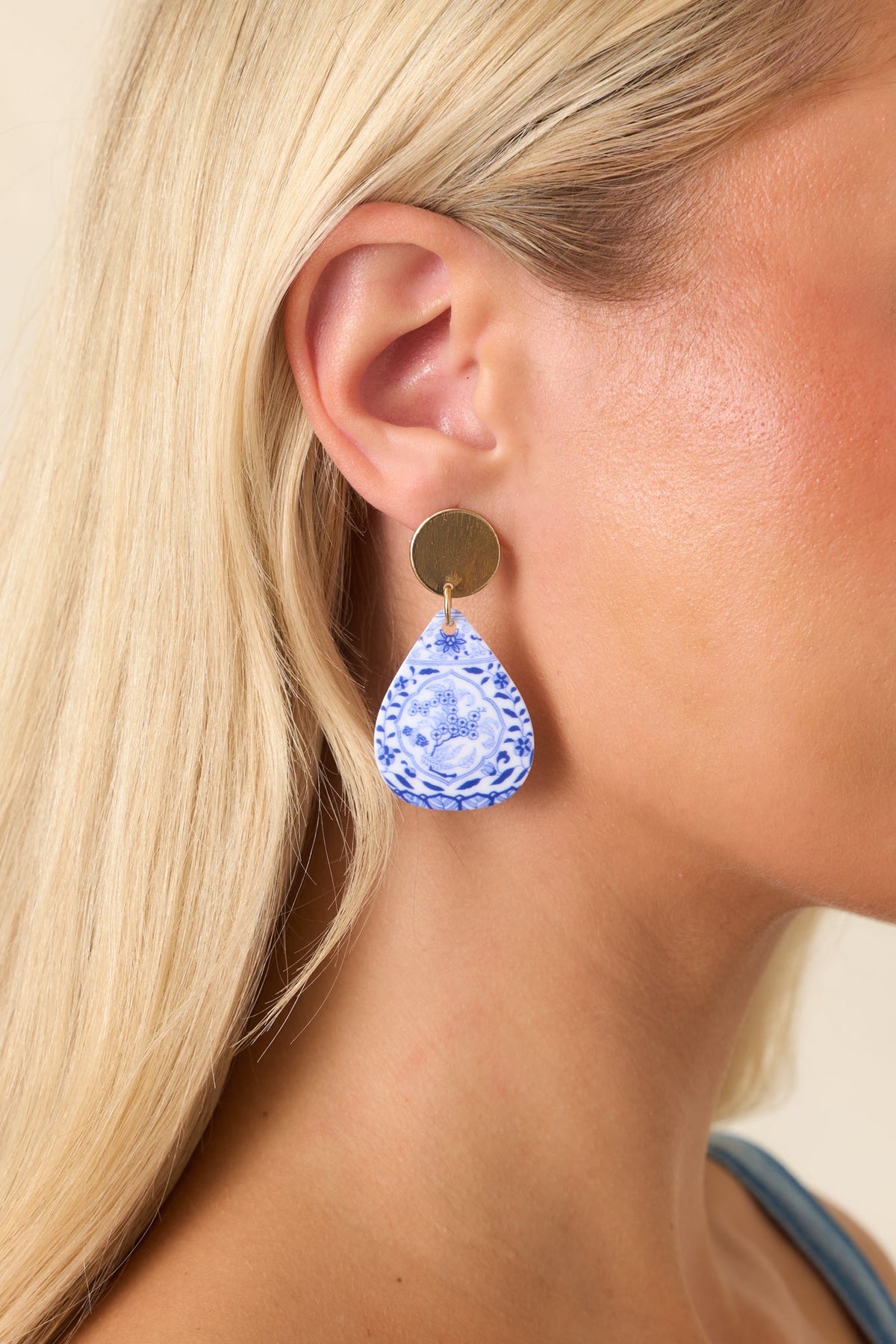 Pendientes colgantes elegantes en dorado y azul: encanto atemporal para cualquier ocasión