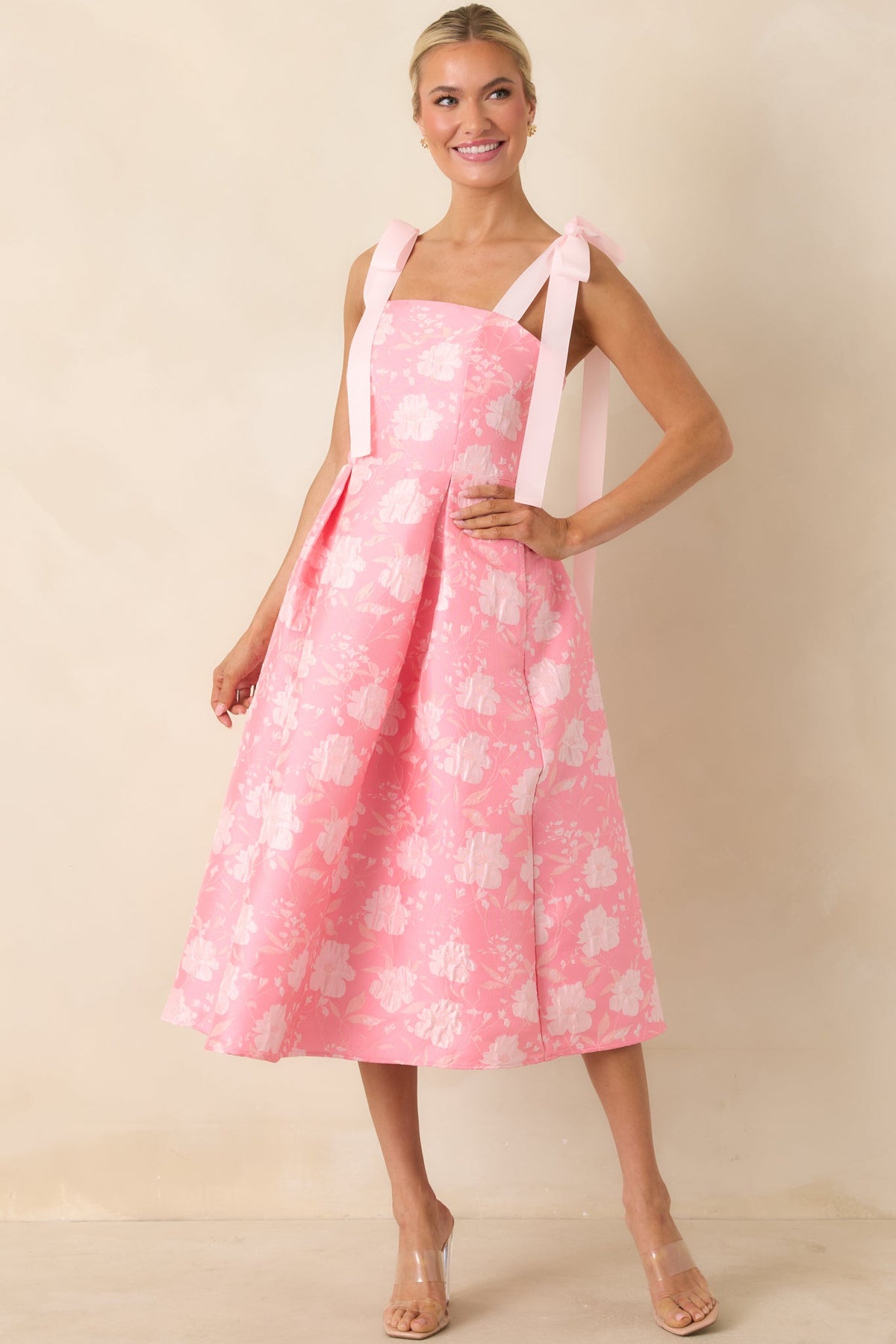 Vestido midi rosa de jacquard floral Sweet Disposition con tirantes de lazo