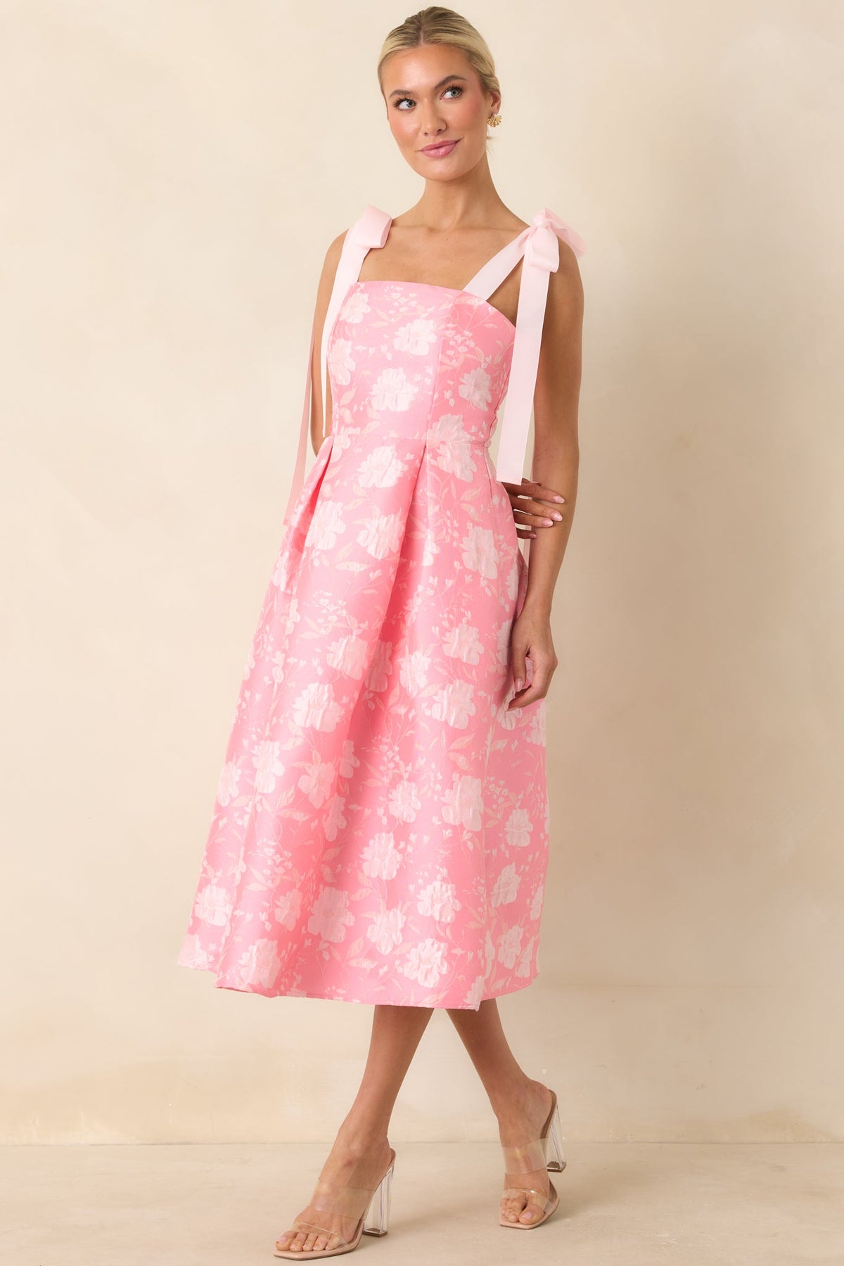 Vestido midi rosa de jacquard floral Sweet Disposition con tirantes de lazo