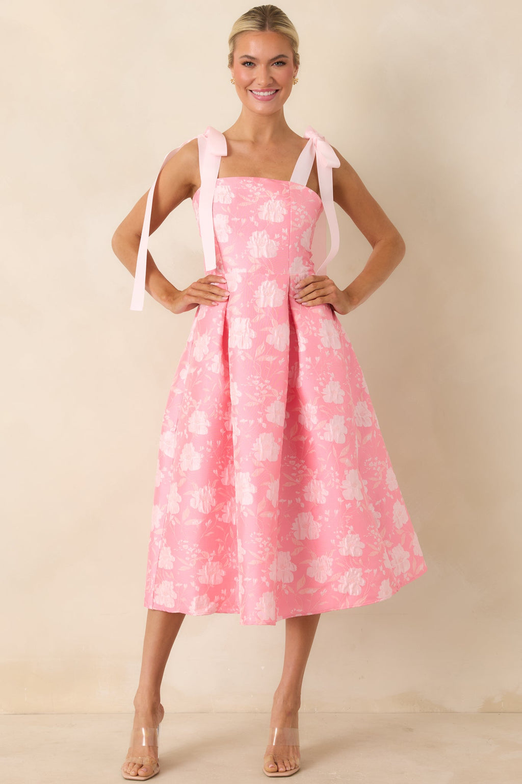 Vestido midi rosa de jacquard floral Sweet Disposition con tirantes de lazo