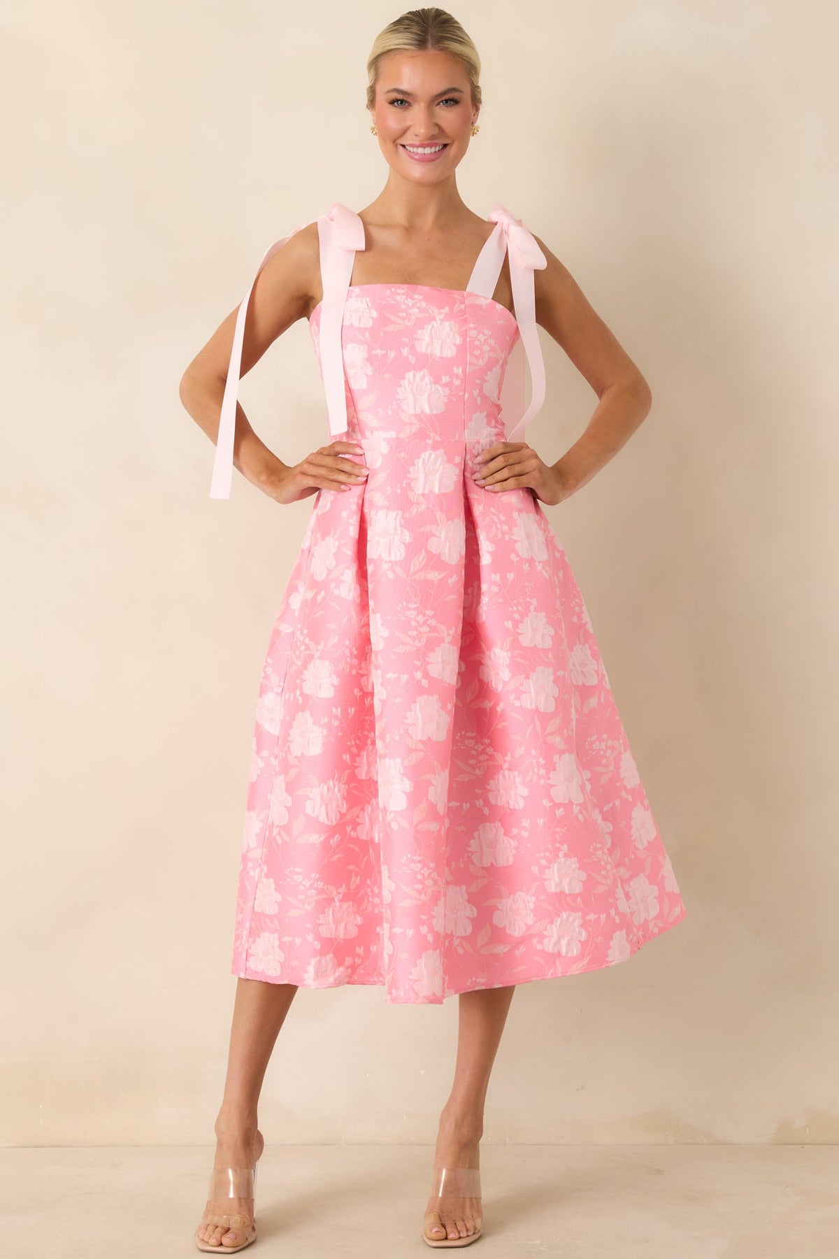 Vestido midi rosa de jacquard floral Sweet Disposition con tirantes de lazo
