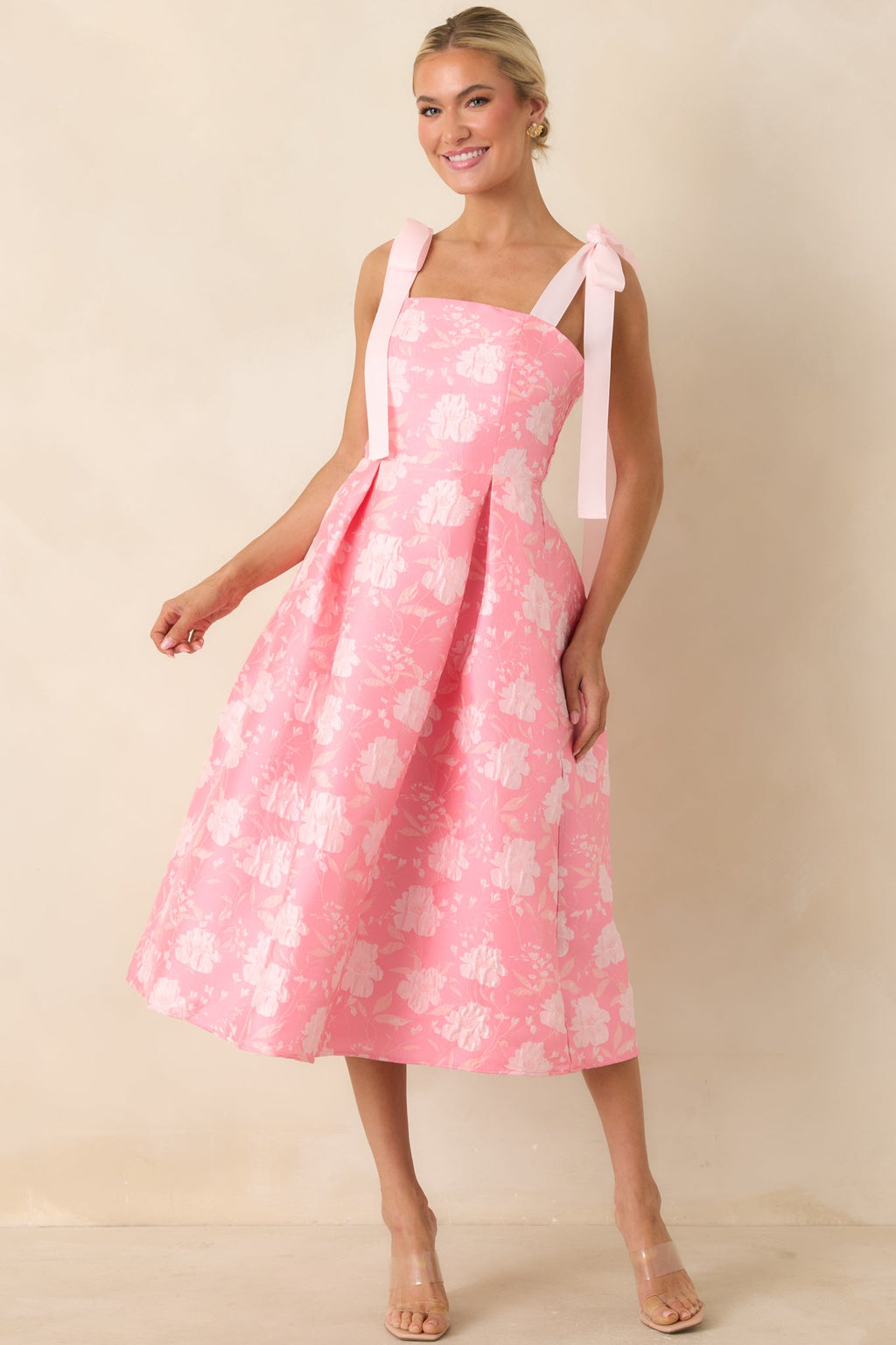 Vestido midi rosa de jacquard floral Sweet Disposition con tirantes de lazo