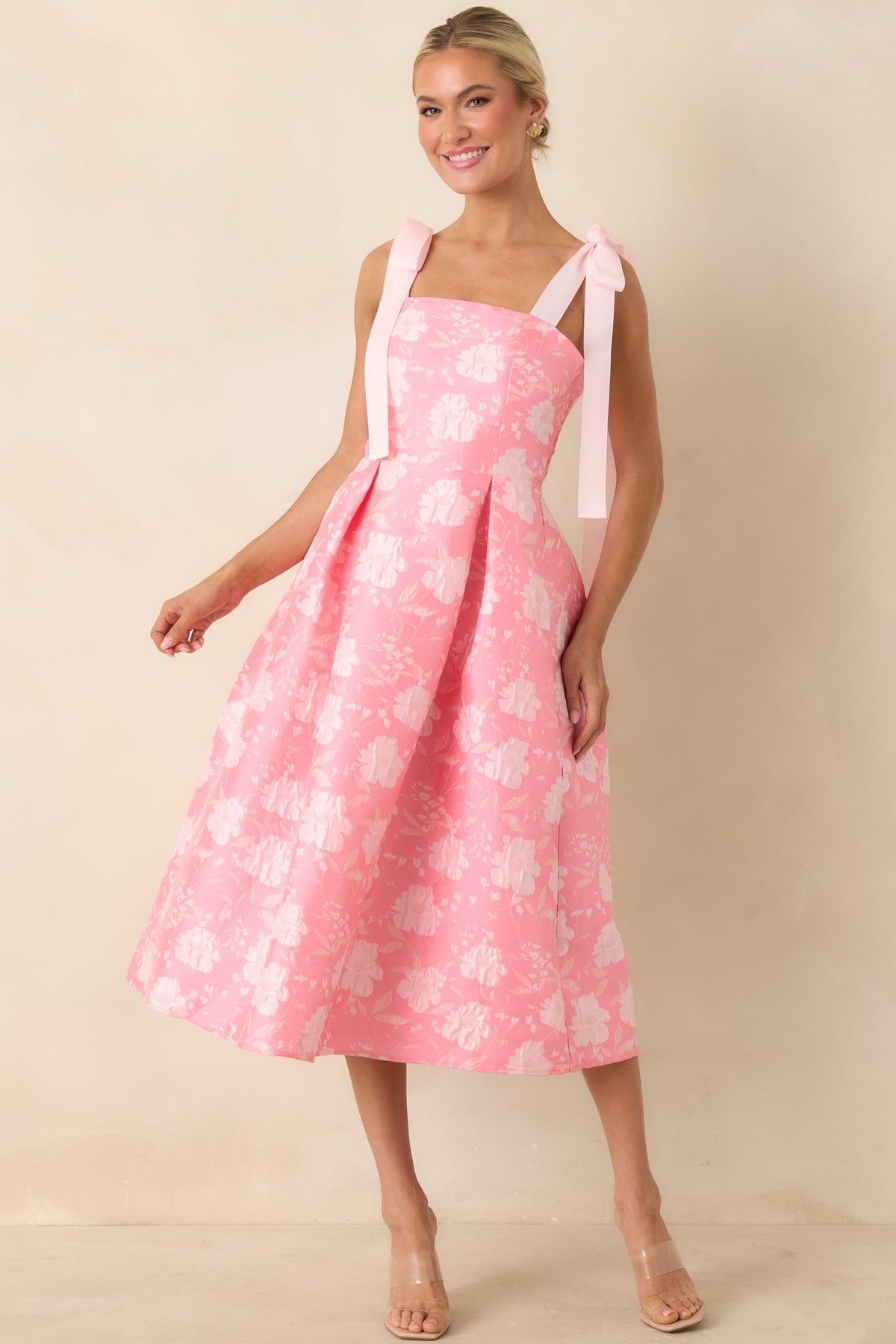 Vestido midi rosa de jacquard floral Sweet Disposition con tirantes de lazo