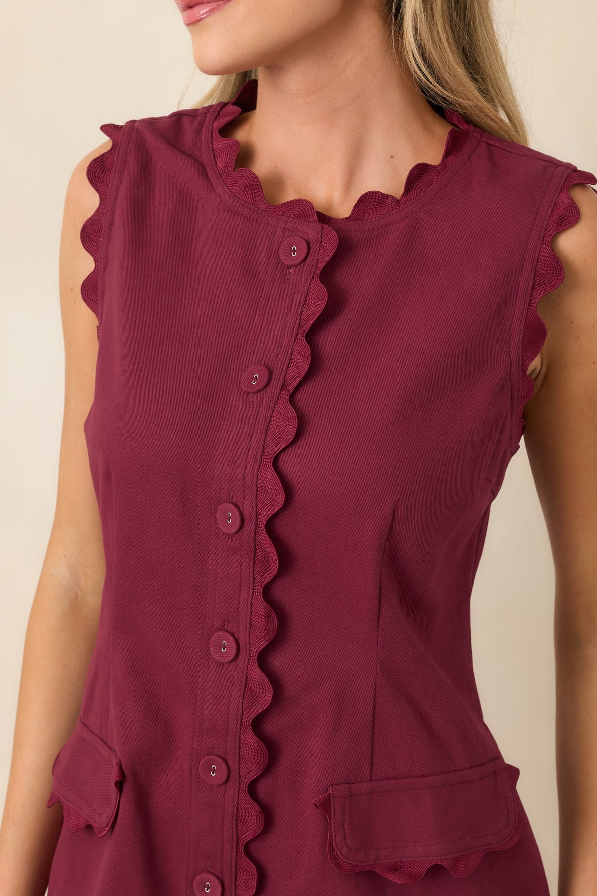 Vestido mini rojo vino con ribete en zigzag