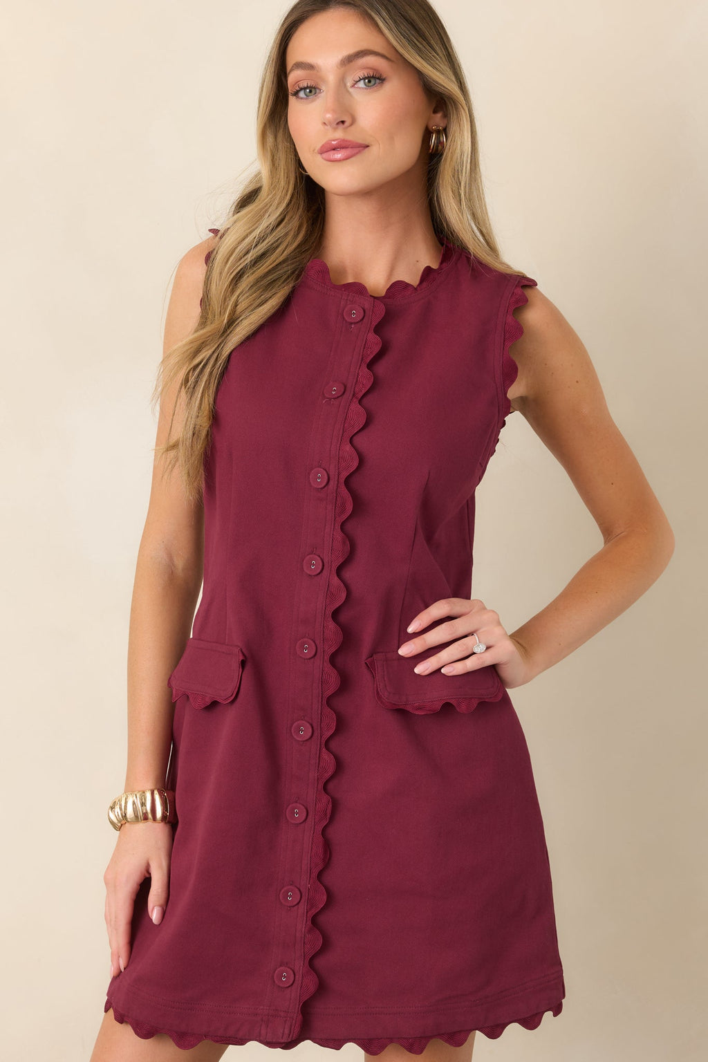 Vestido mini rojo vino con ribete en zigzag