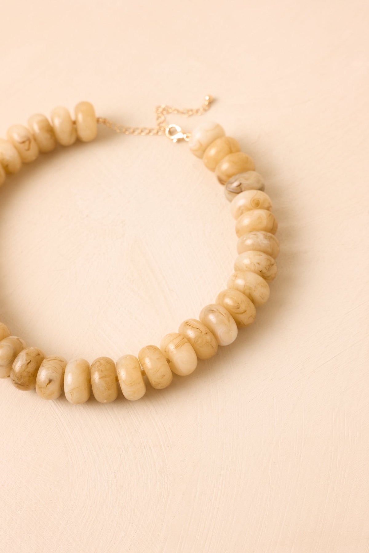 Collar llamativo de cuentas de mármol beige Maravilla Natural