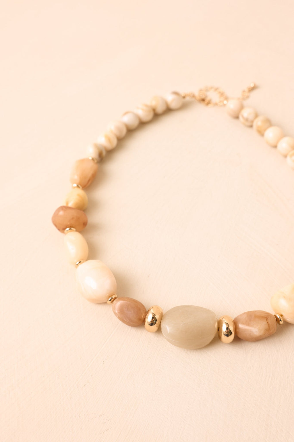 Collar elegante de cuentas mixtas beige, pieza por pieza