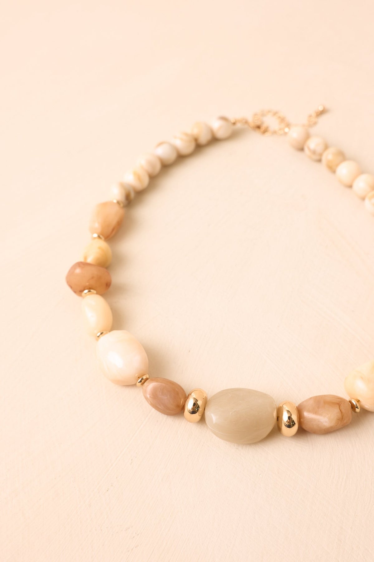 Collar elegante de cuentas mixtas beige, pieza por pieza