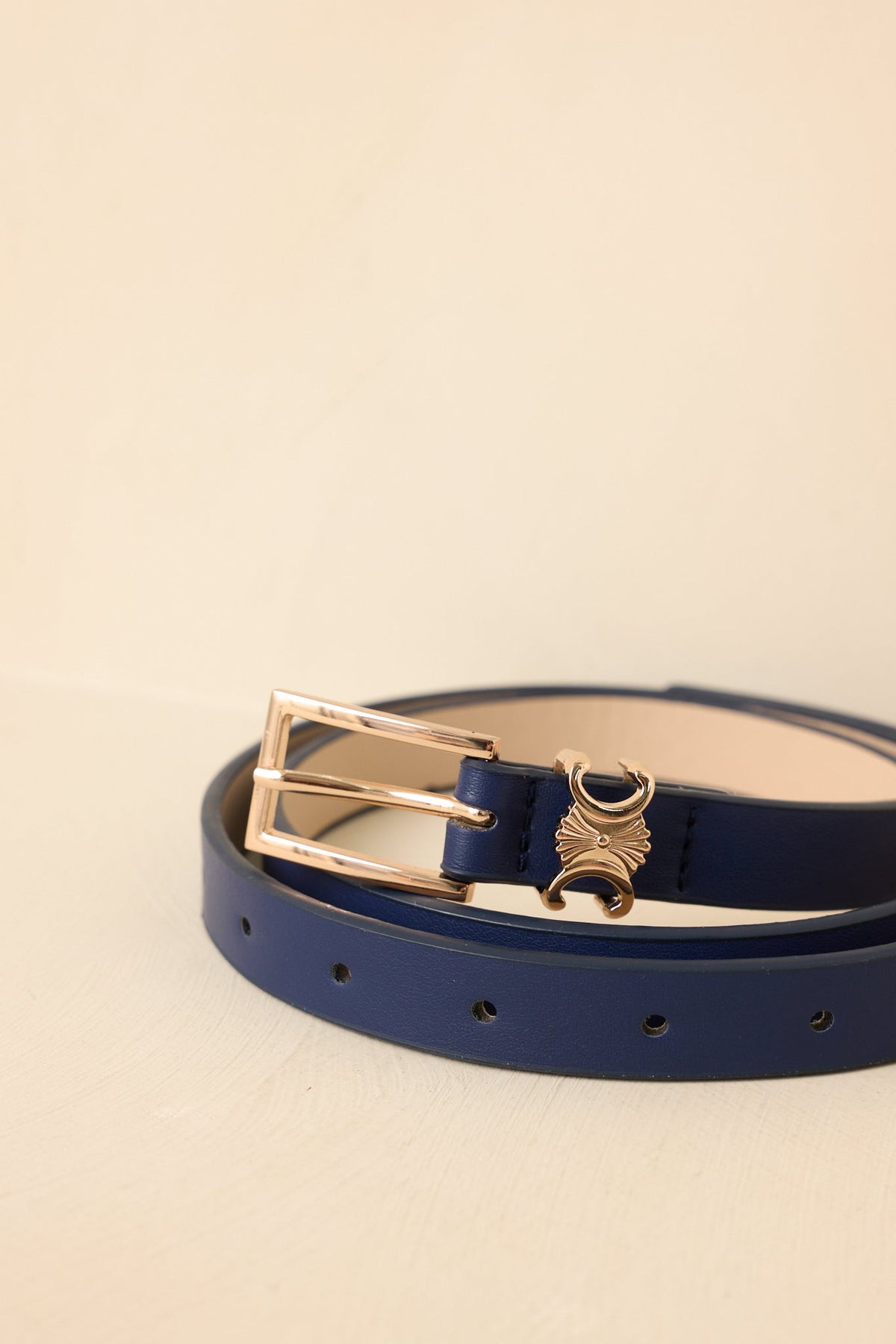 Cinturón fino de cuero sintético azul marino, refinado y elegante, con sofisticados detalles dorados