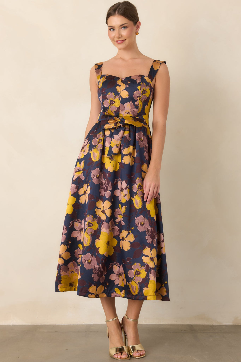 Vestido floral en azul marino y amarillo