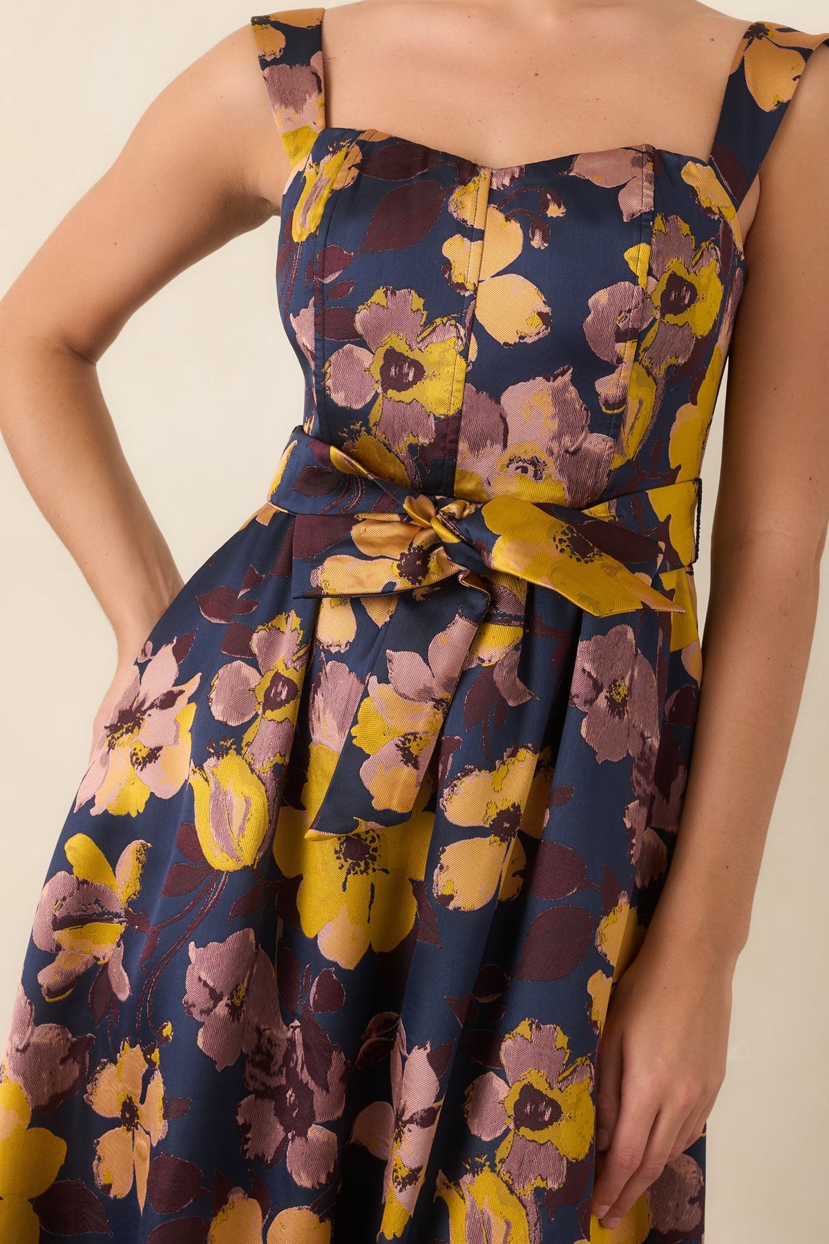 Vestido floral en azul marino y amarillo