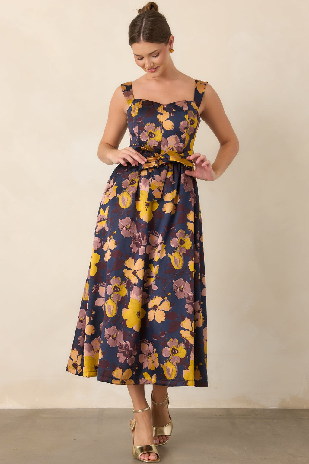 Vestido floral en azul marino y amarillo