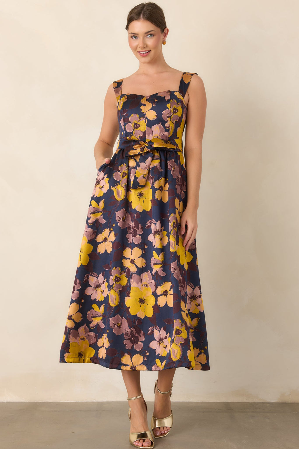 Vestido floral en azul marino y amarillo