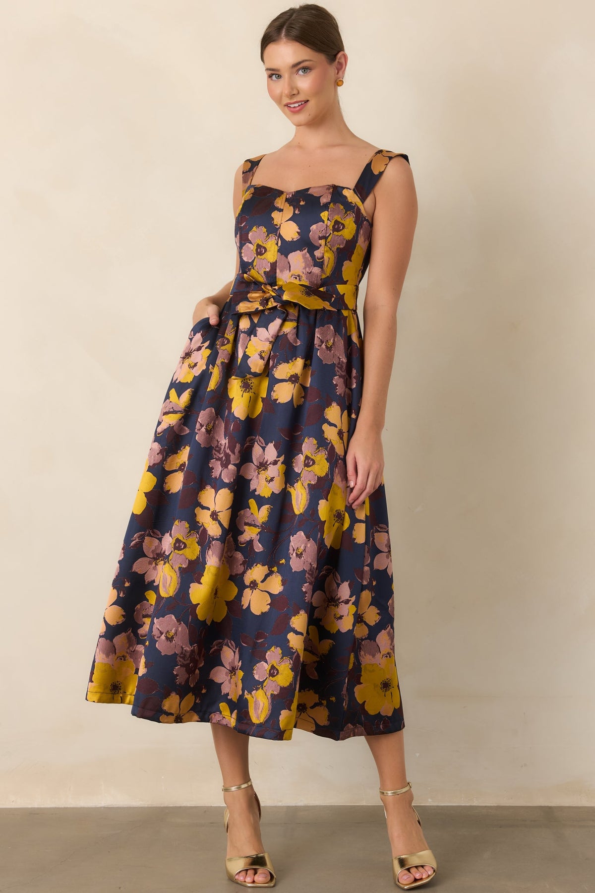 Vestido floral en azul marino y amarillo