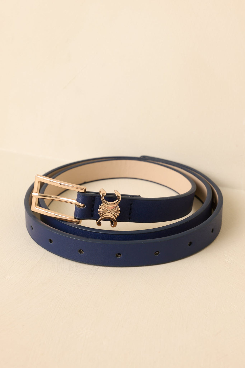 Cinturón fino de cuero sintético azul marino, refinado y elegante, con sofisticados detalles dorados