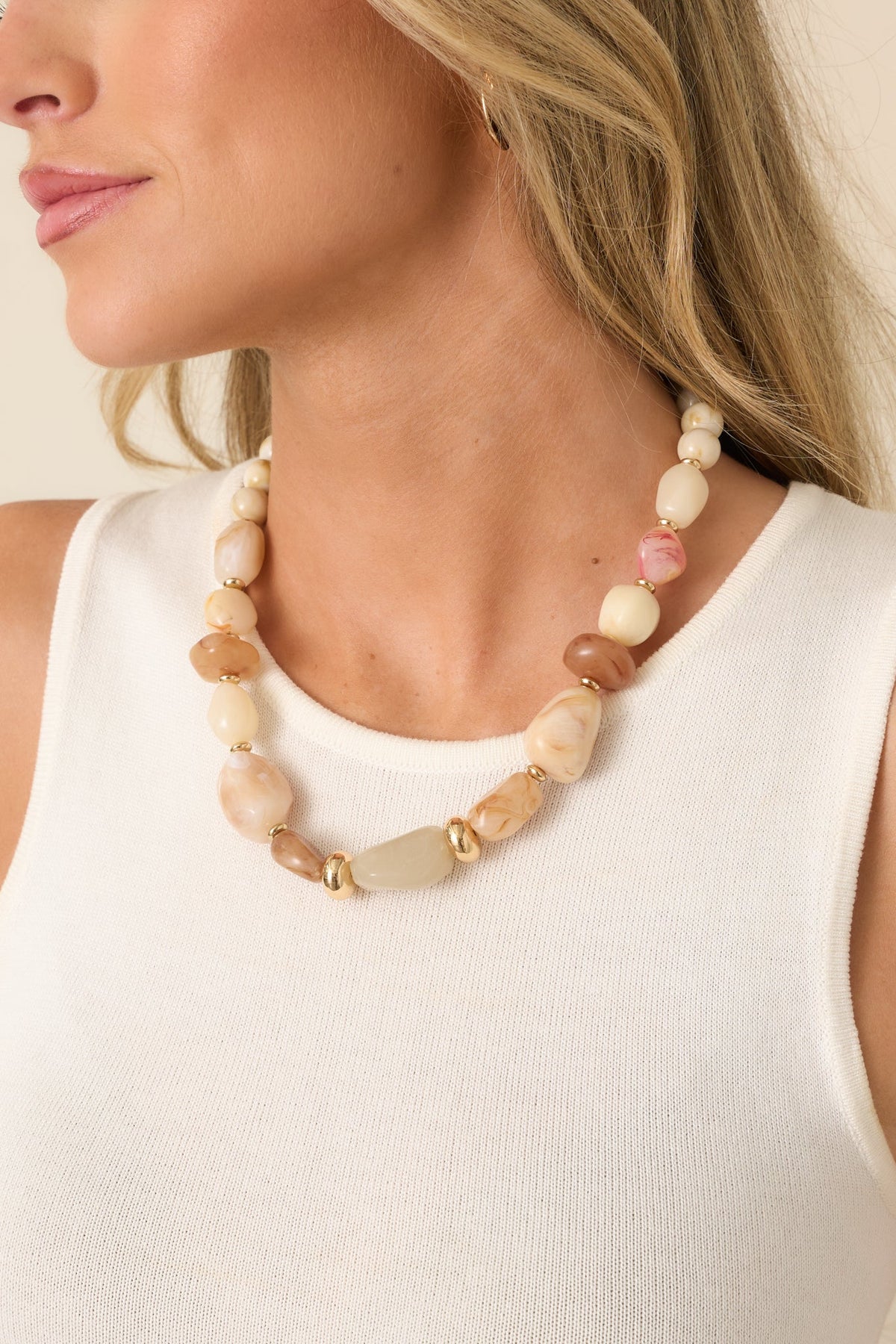 Collar elegante de cuentas mixtas beige, pieza por pieza