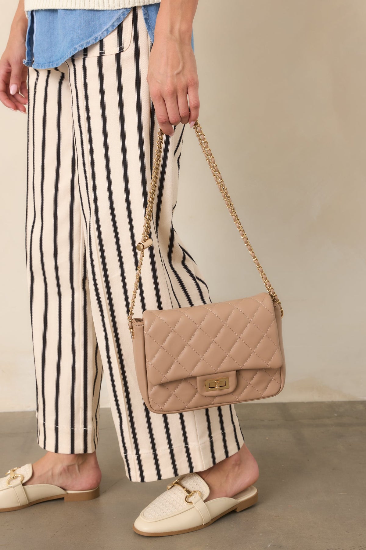 Bolso acolchado elegante color topo