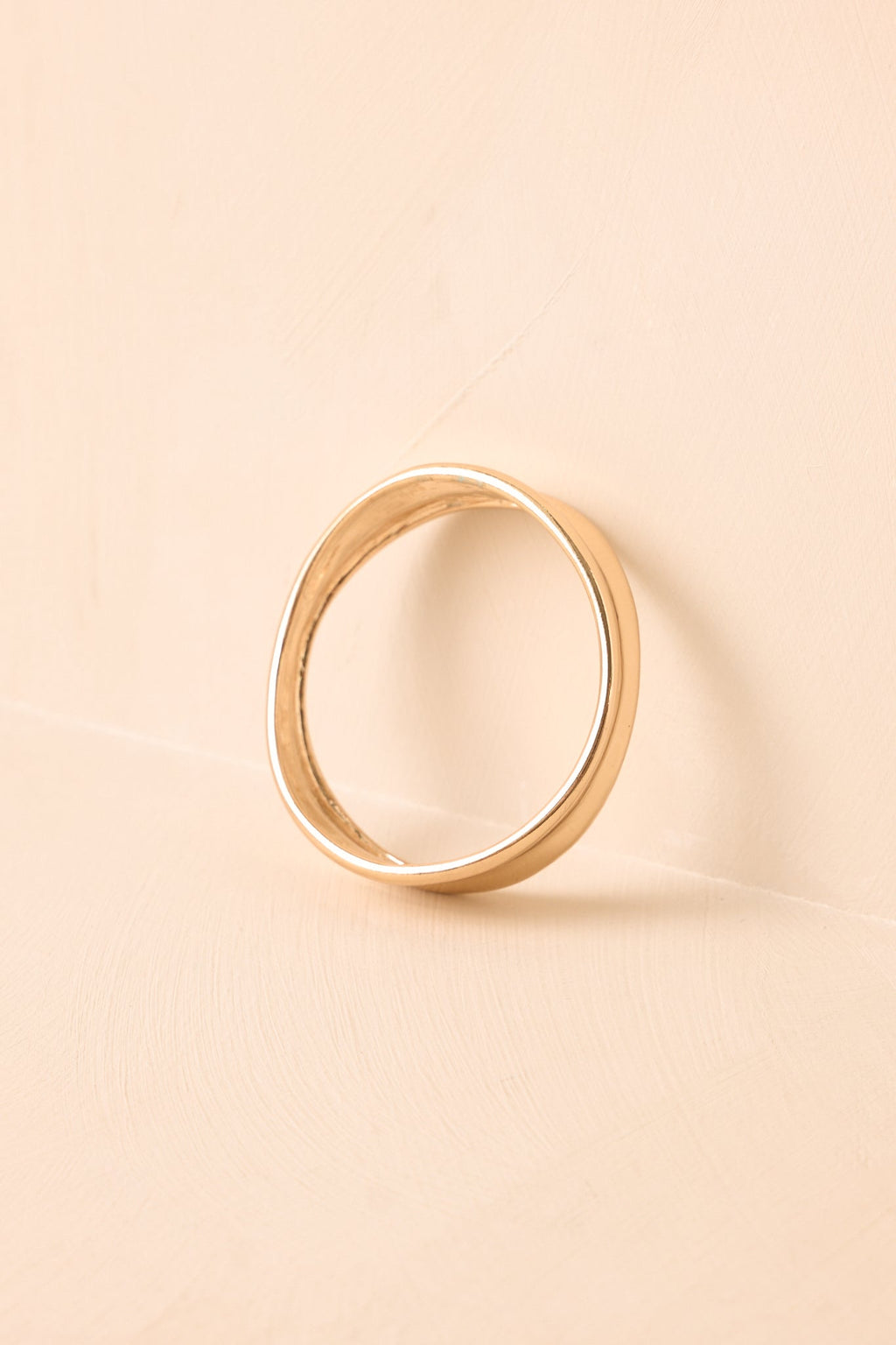 Brazalete escultórico dorado de forma cambiante