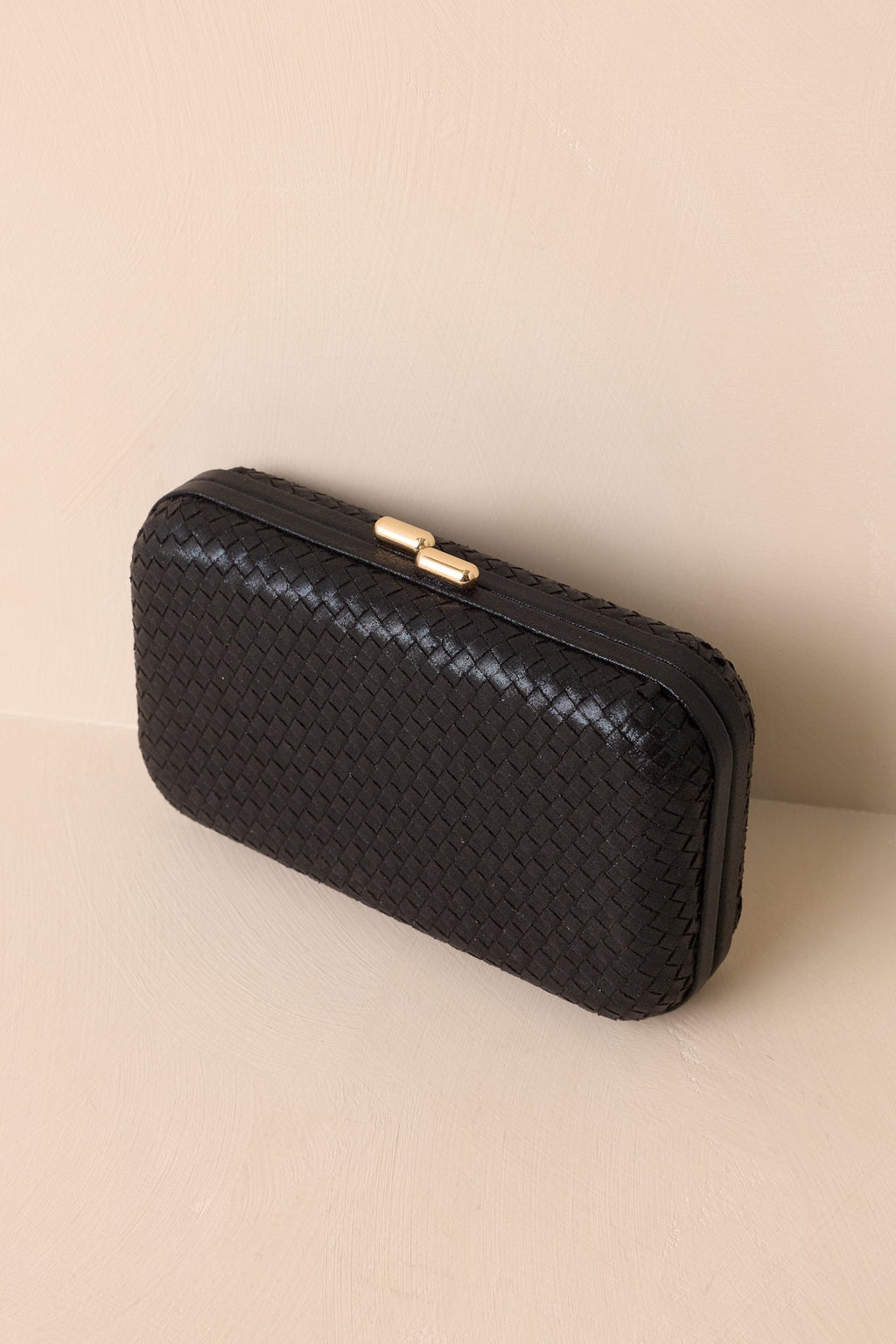 Bolso de mano negro elegante y tejido