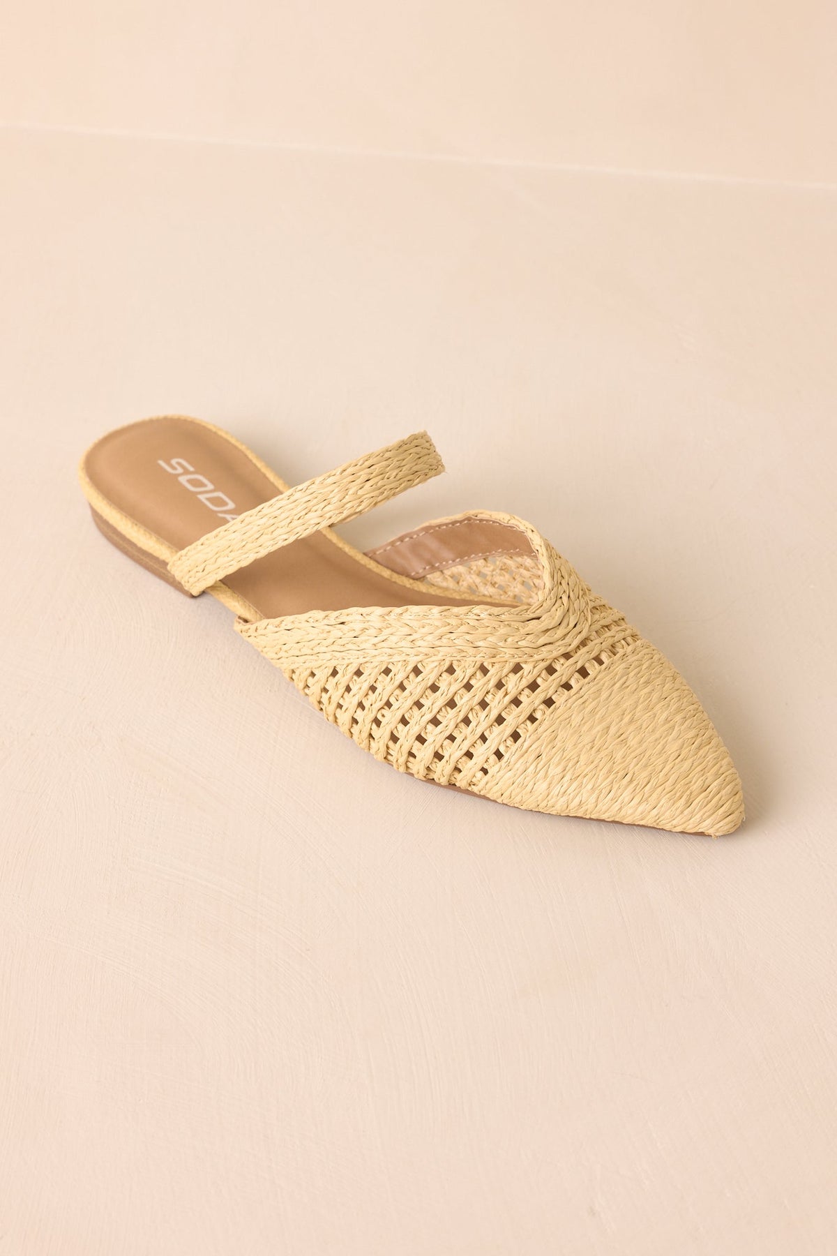 There She Goes Mules elegantes de rafia tejida con punta
