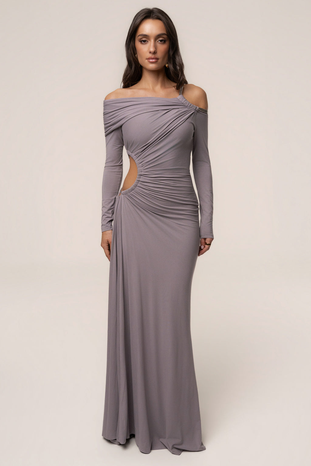 Vestido largo gris con detalles dorados
