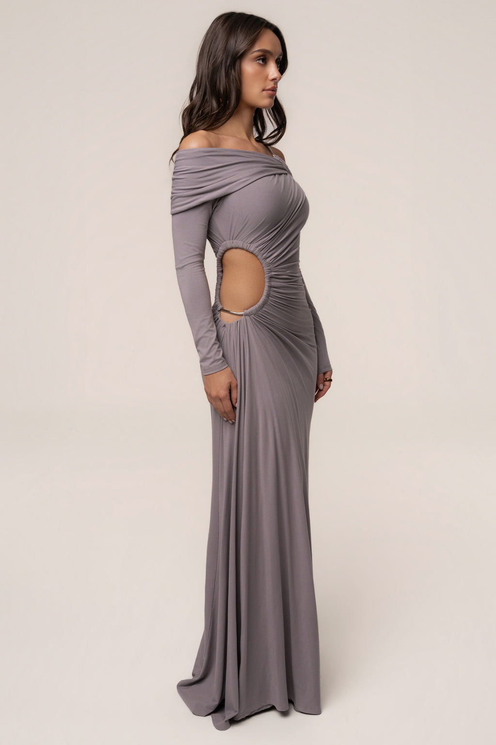 Vestido largo gris con detalles dorados