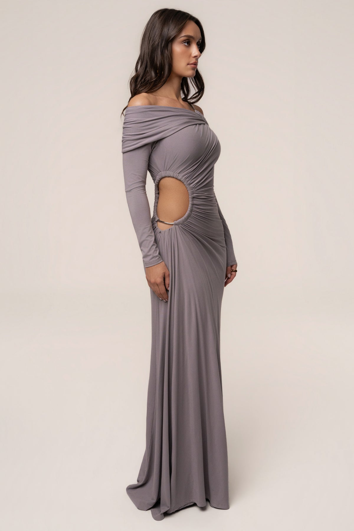 Vestido largo gris con detalles dorados