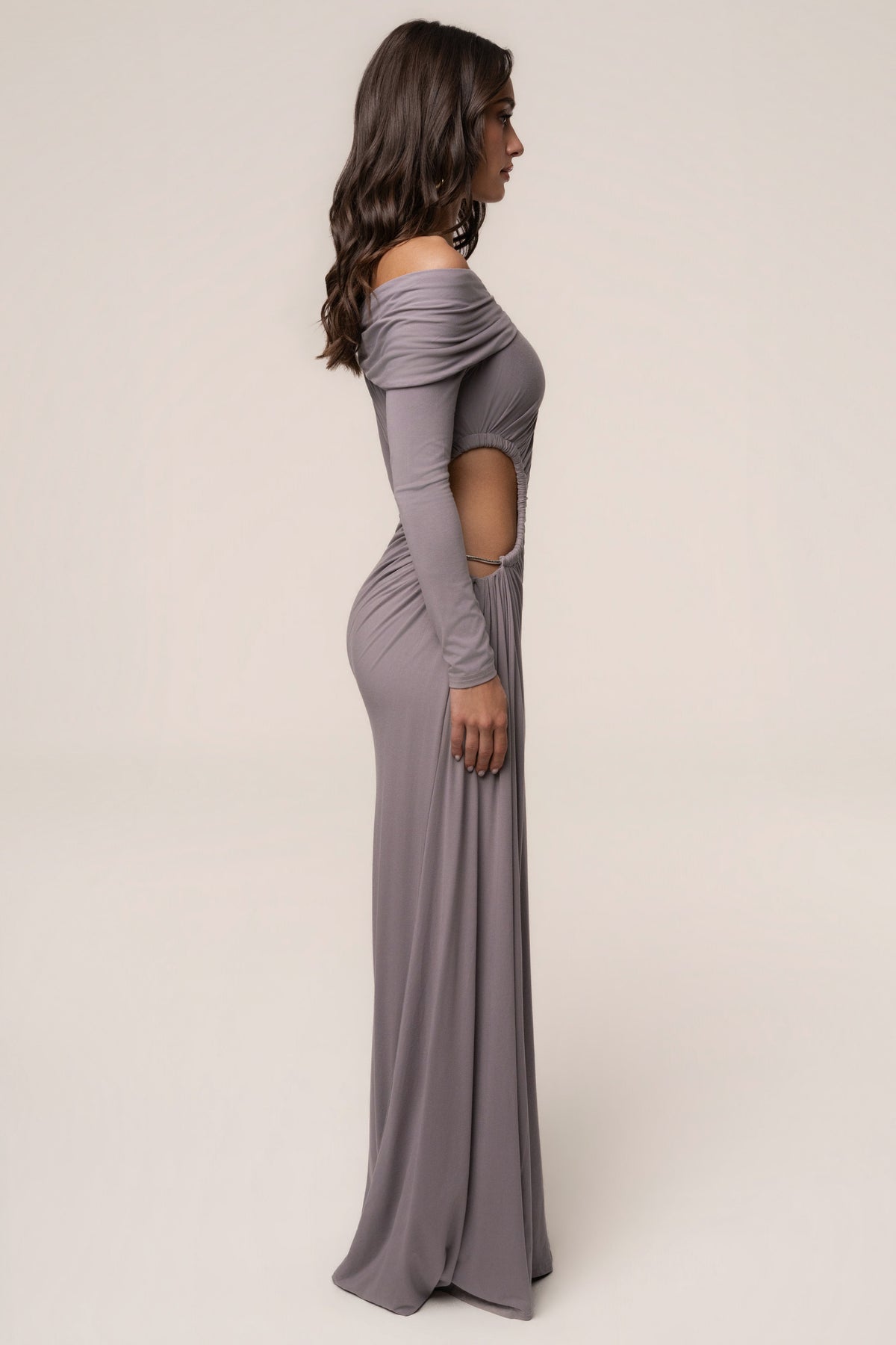 Vestido largo gris con detalles dorados