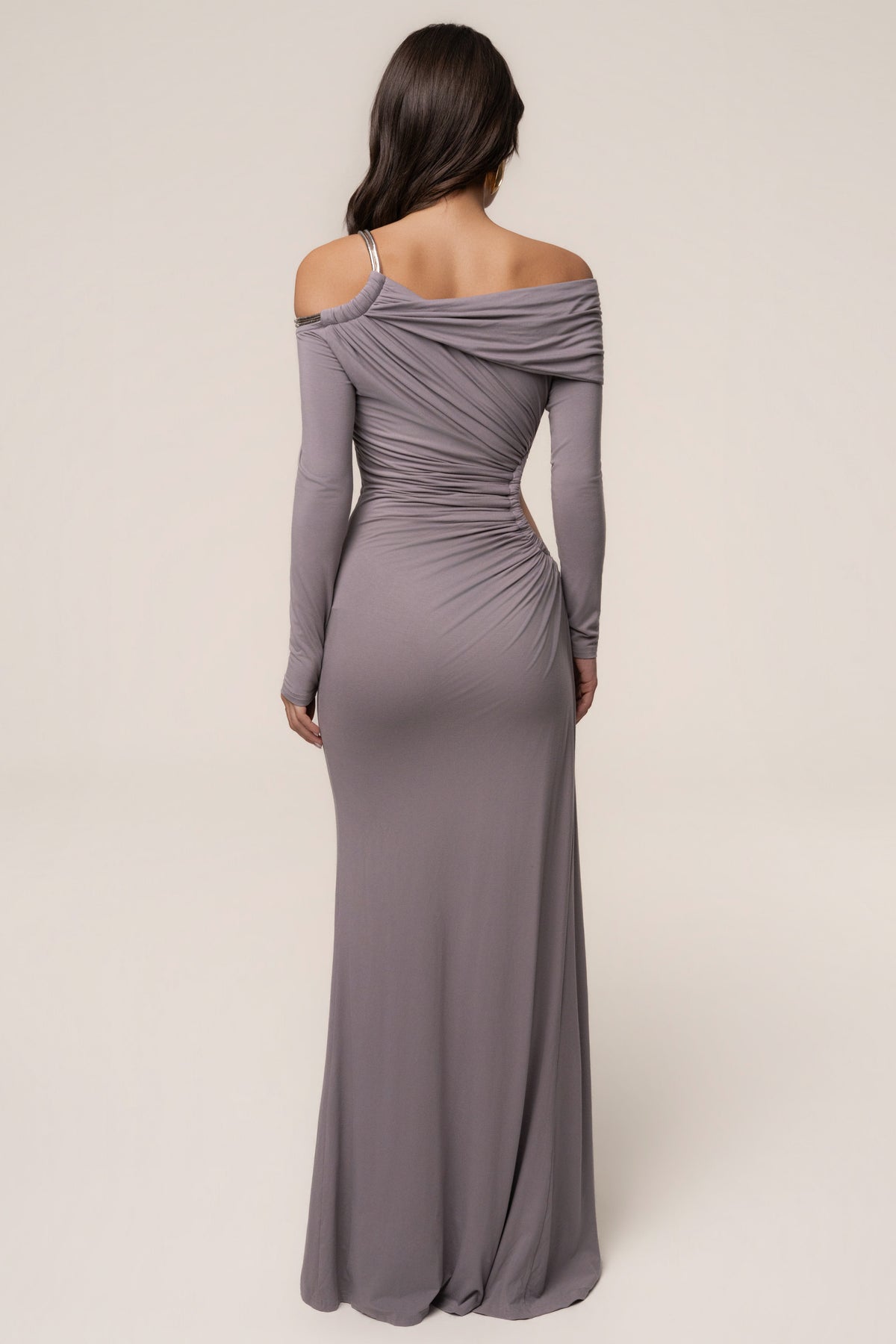 Vestido largo gris con detalles dorados