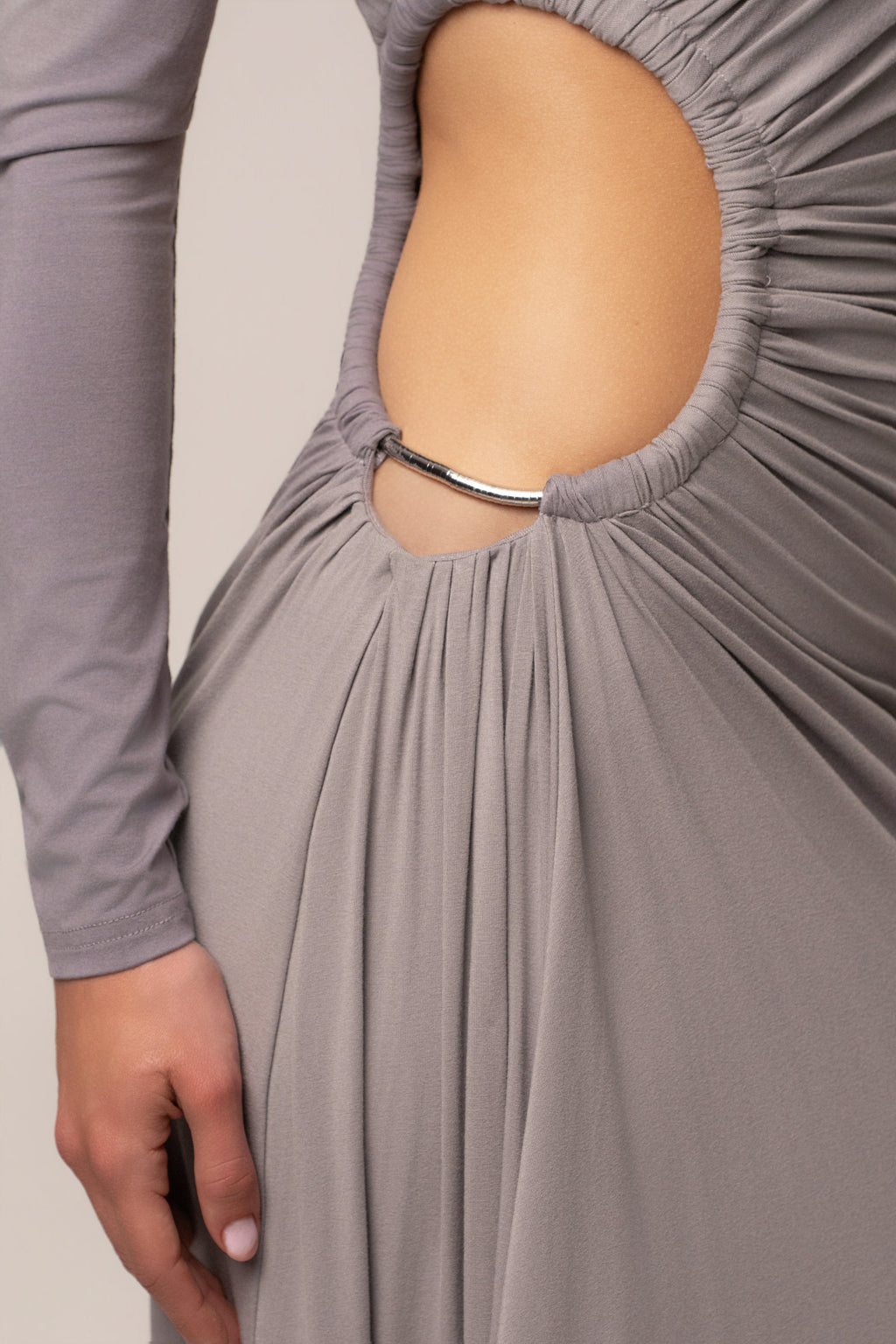 Vestido largo gris con detalles dorados