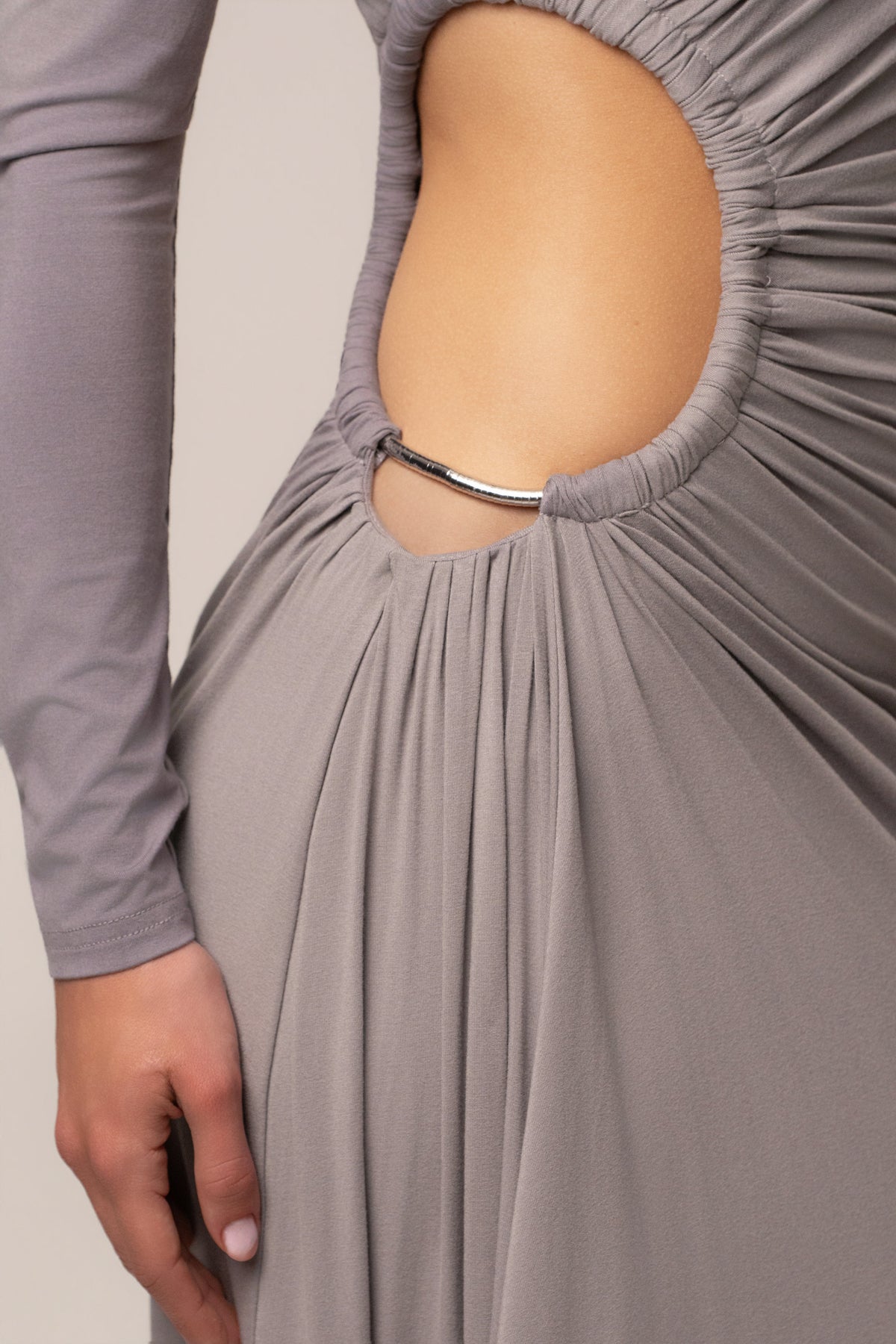Vestido largo gris con detalles dorados