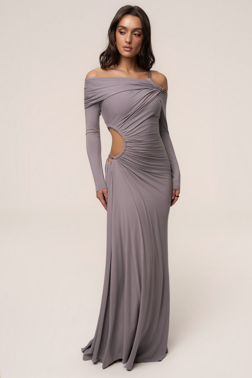 Vestido largo gris con detalles dorados
