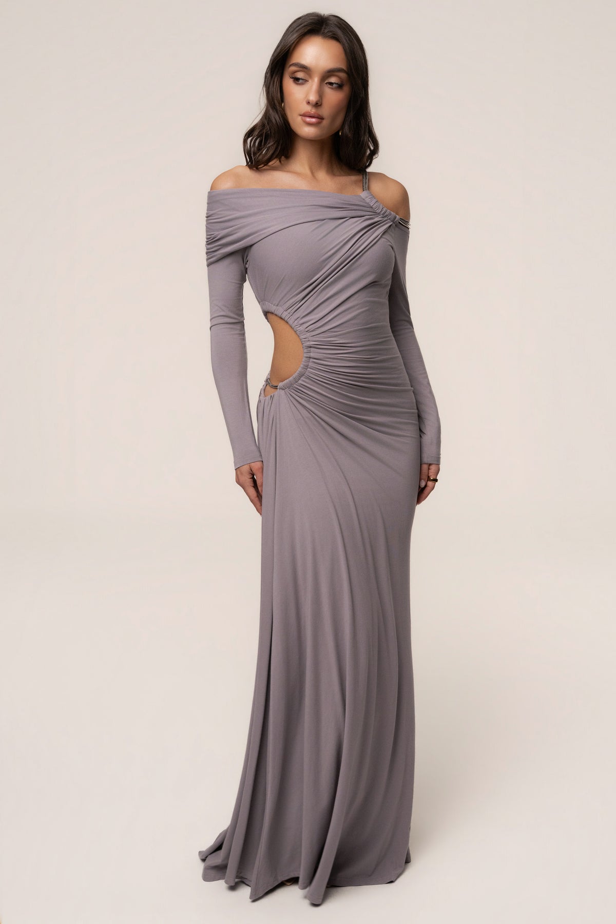 Vestido largo gris con detalles dorados