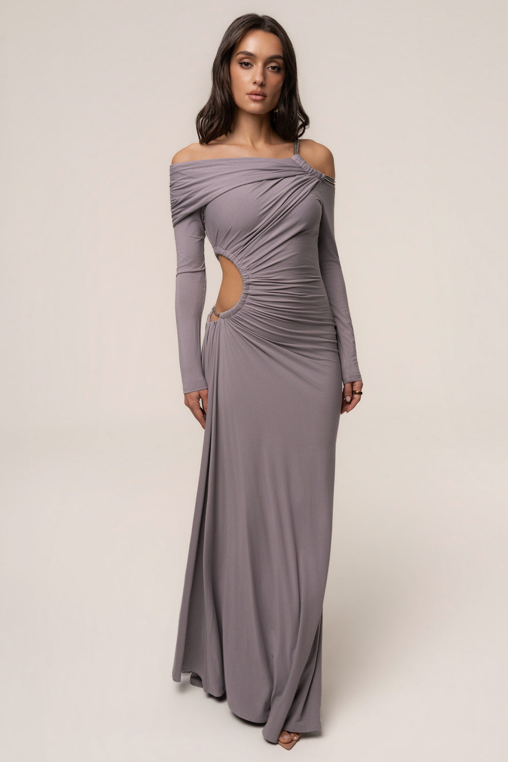 Vestido largo gris con detalles dorados