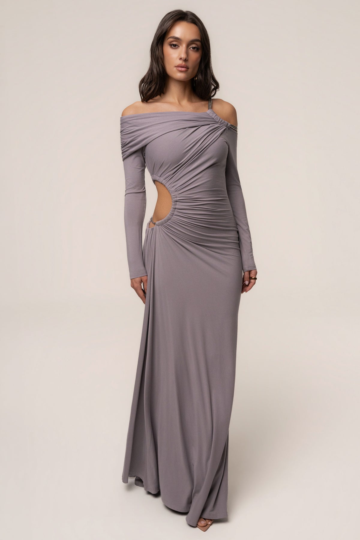 Vestido largo gris con detalles dorados