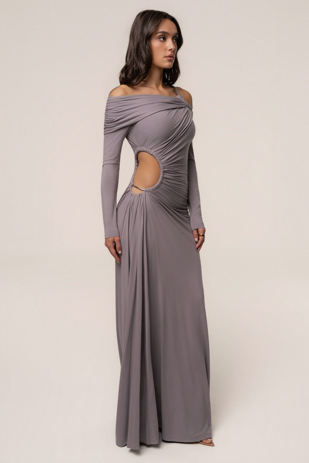 Vestido largo gris con detalles dorados