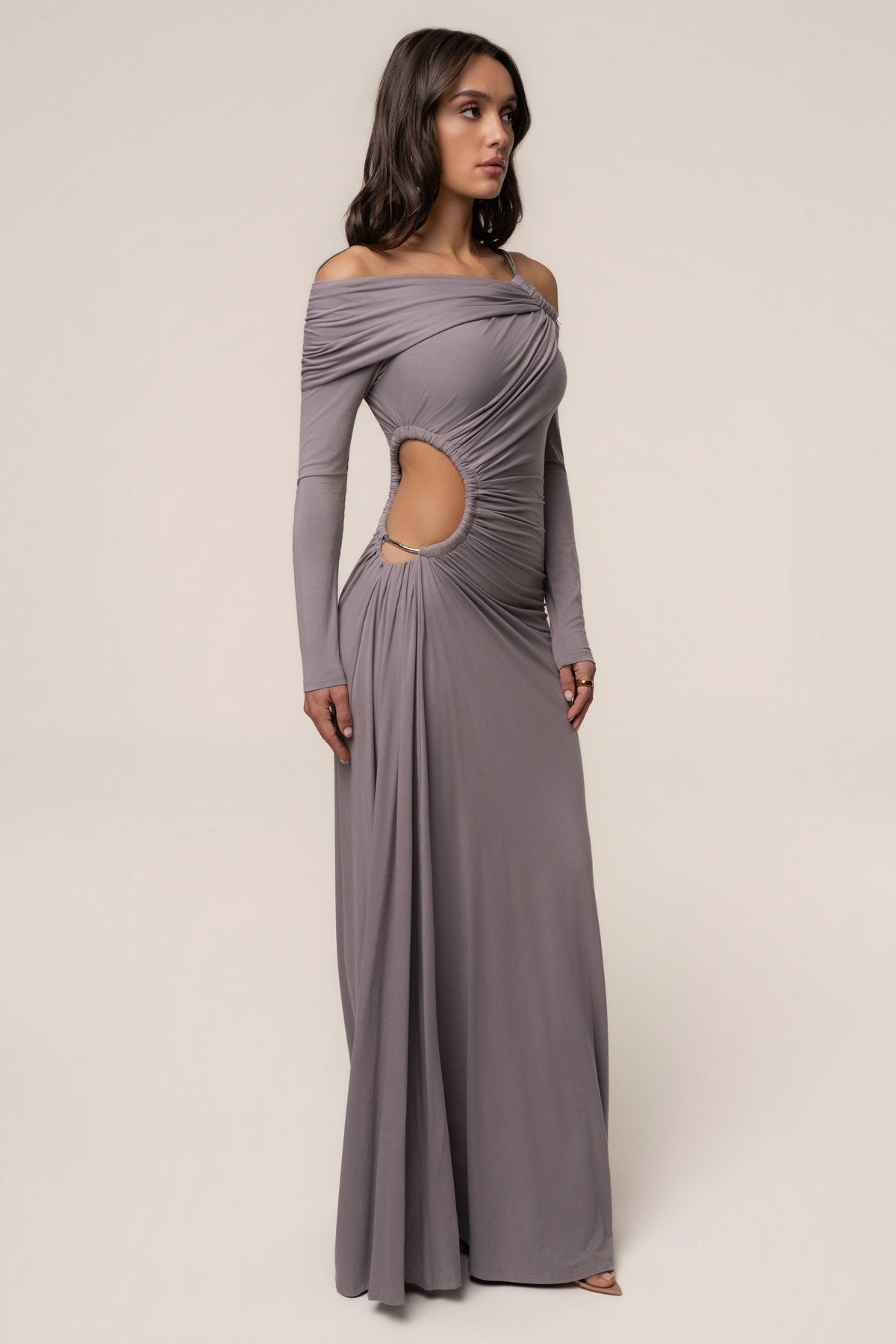 Vestido largo gris con detalles dorados