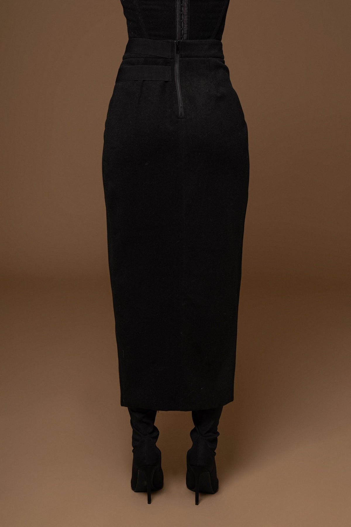 Falda Gisele negra elegante con abertura
