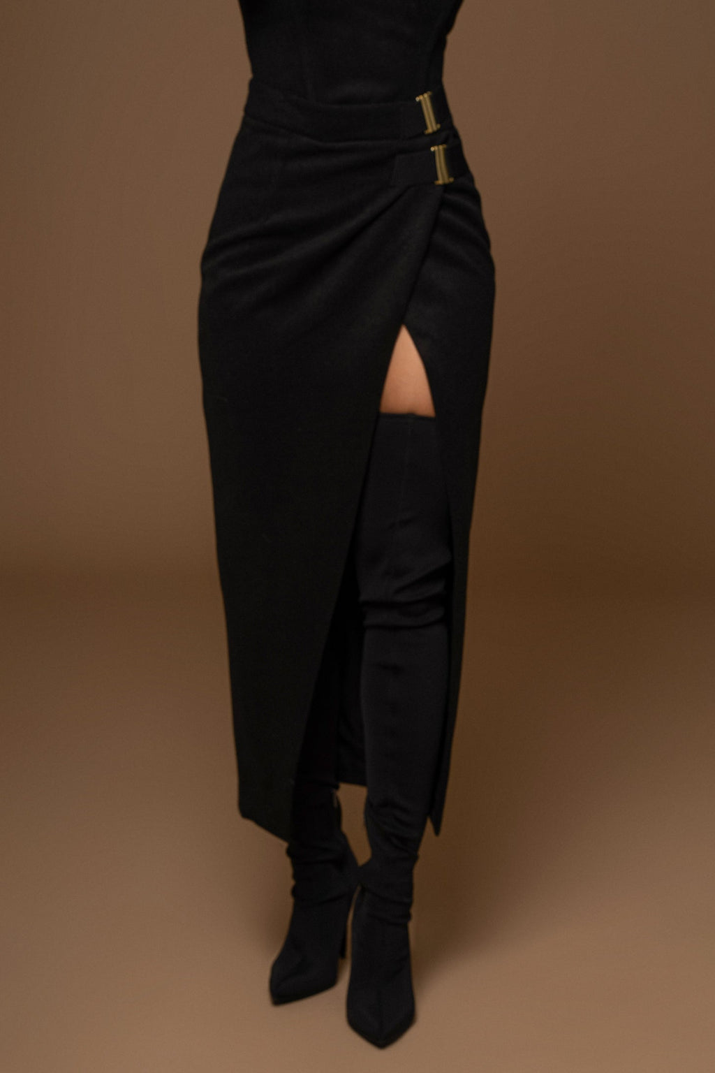 Falda Gisele negra elegante con abertura