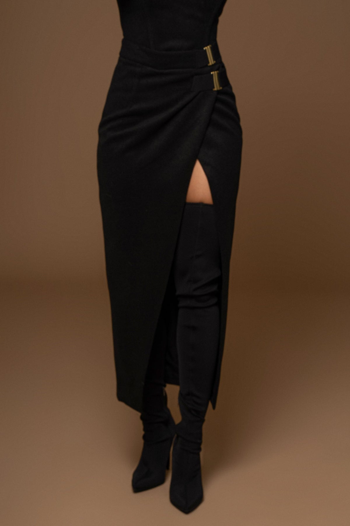 Falda Gisele negra elegante con abertura