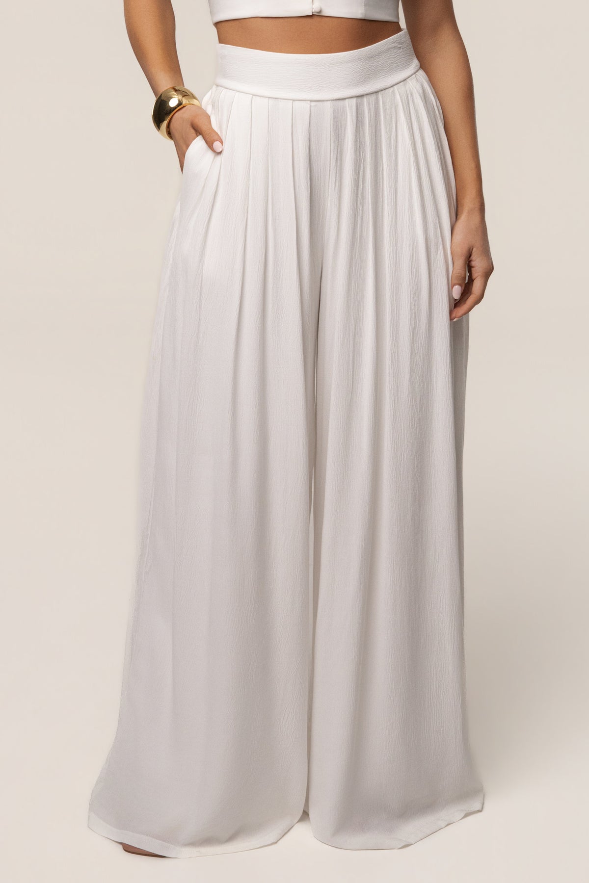 Pantalones blancos plisados elegantes