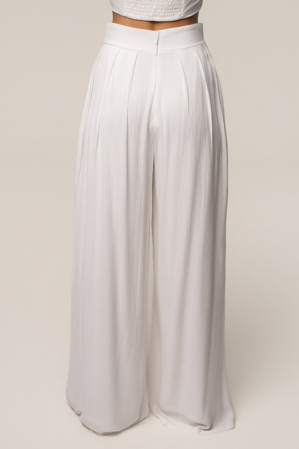 Pantalones blancos plisados elegantes