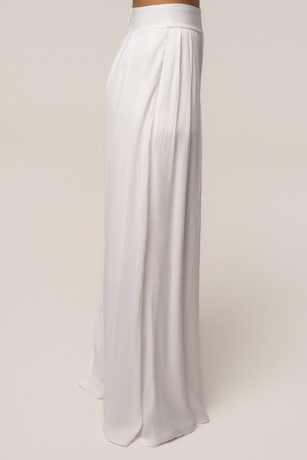 Pantalones blancos plisados elegantes