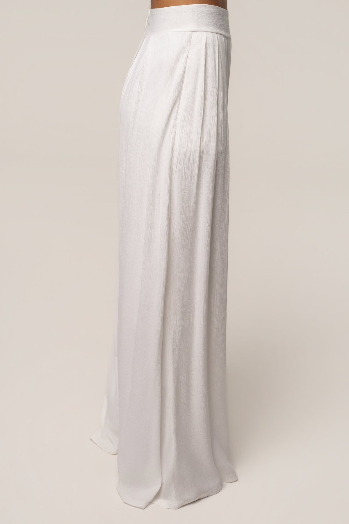 Pantalones blancos plisados elegantes