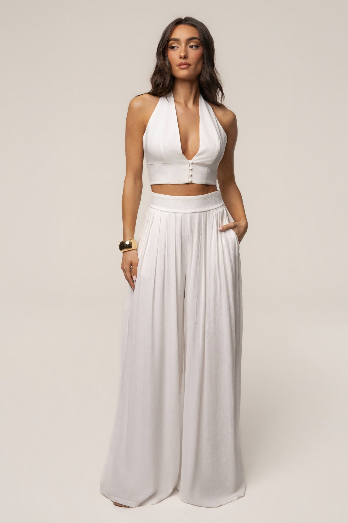 Pantalones blancos plisados elegantes