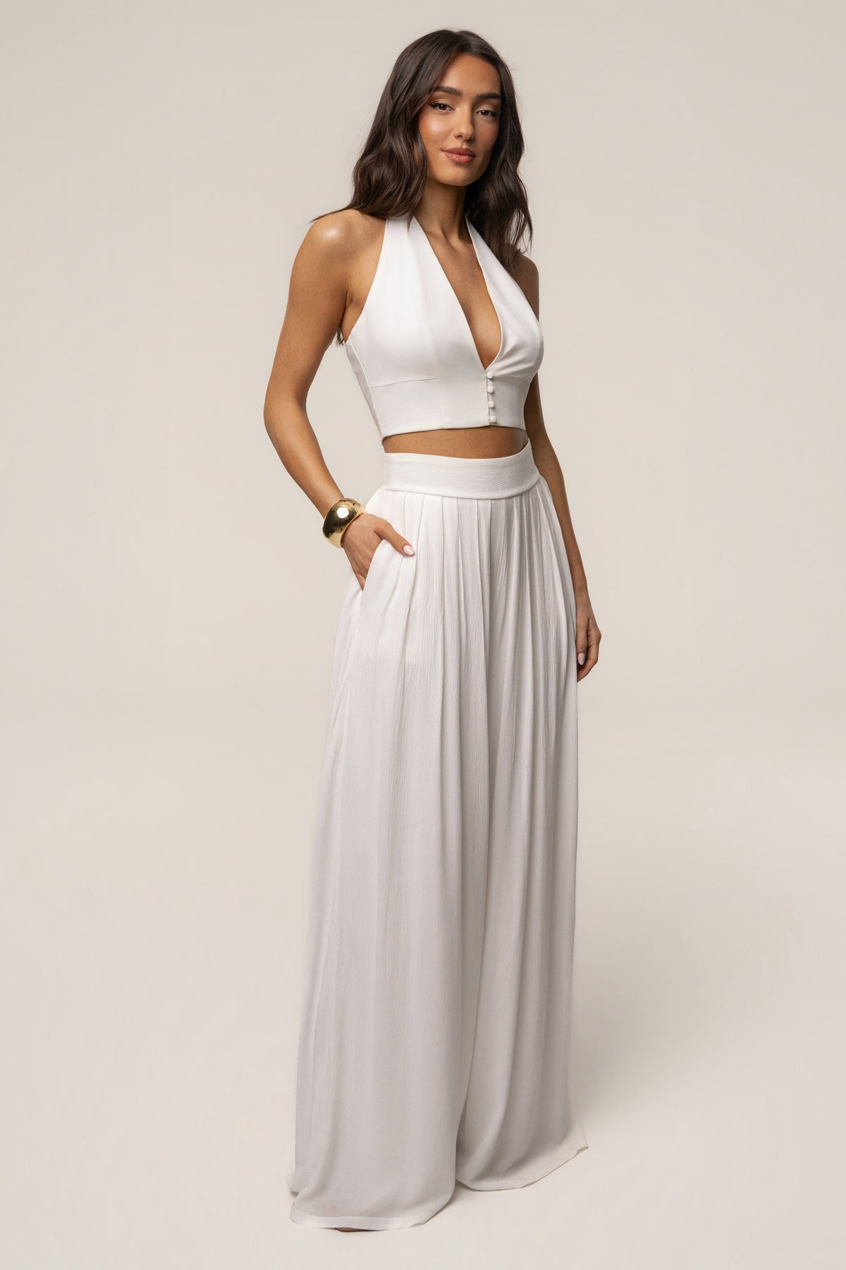 Pantalones blancos plisados elegantes