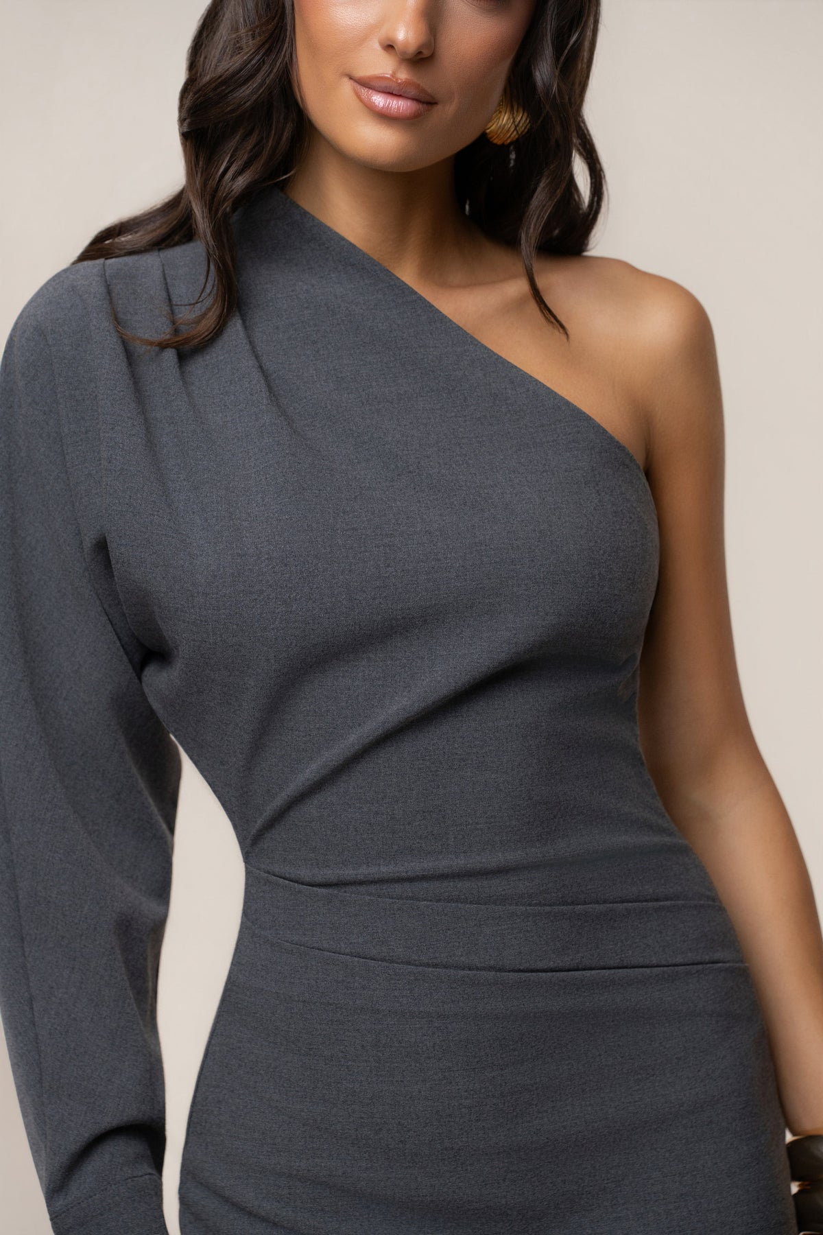Vestido midi gris de un hombro Racheal