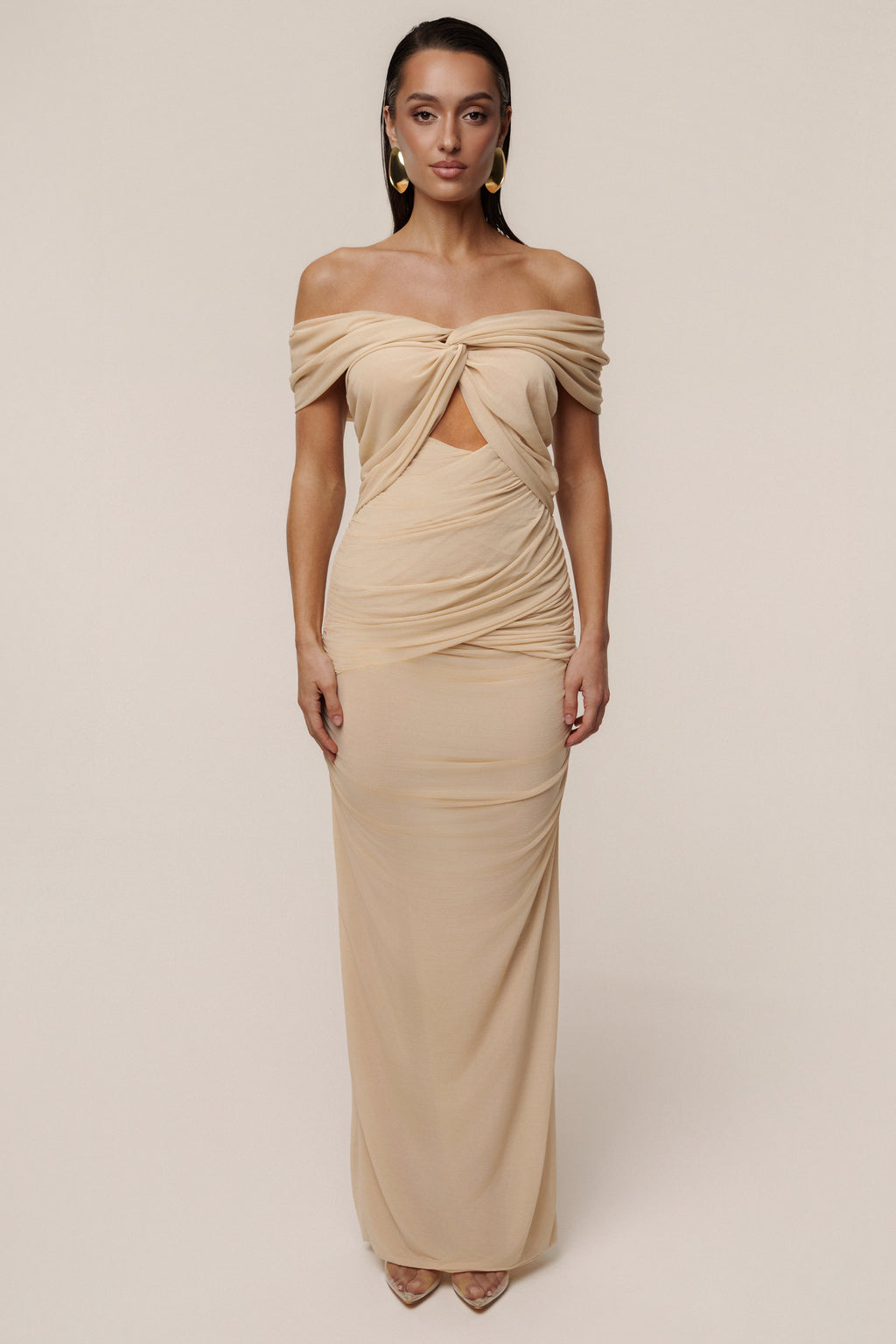 Vestido largo marfil de hombros descubiertos