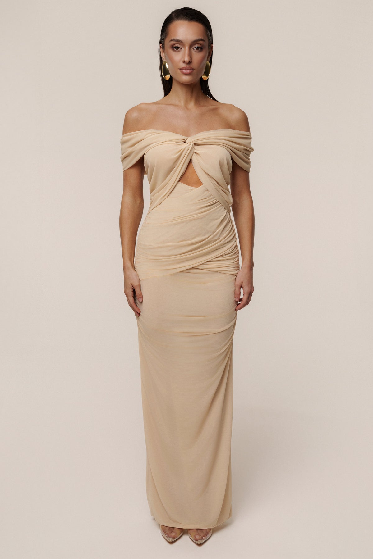 Vestido largo marfil de hombros descubiertos