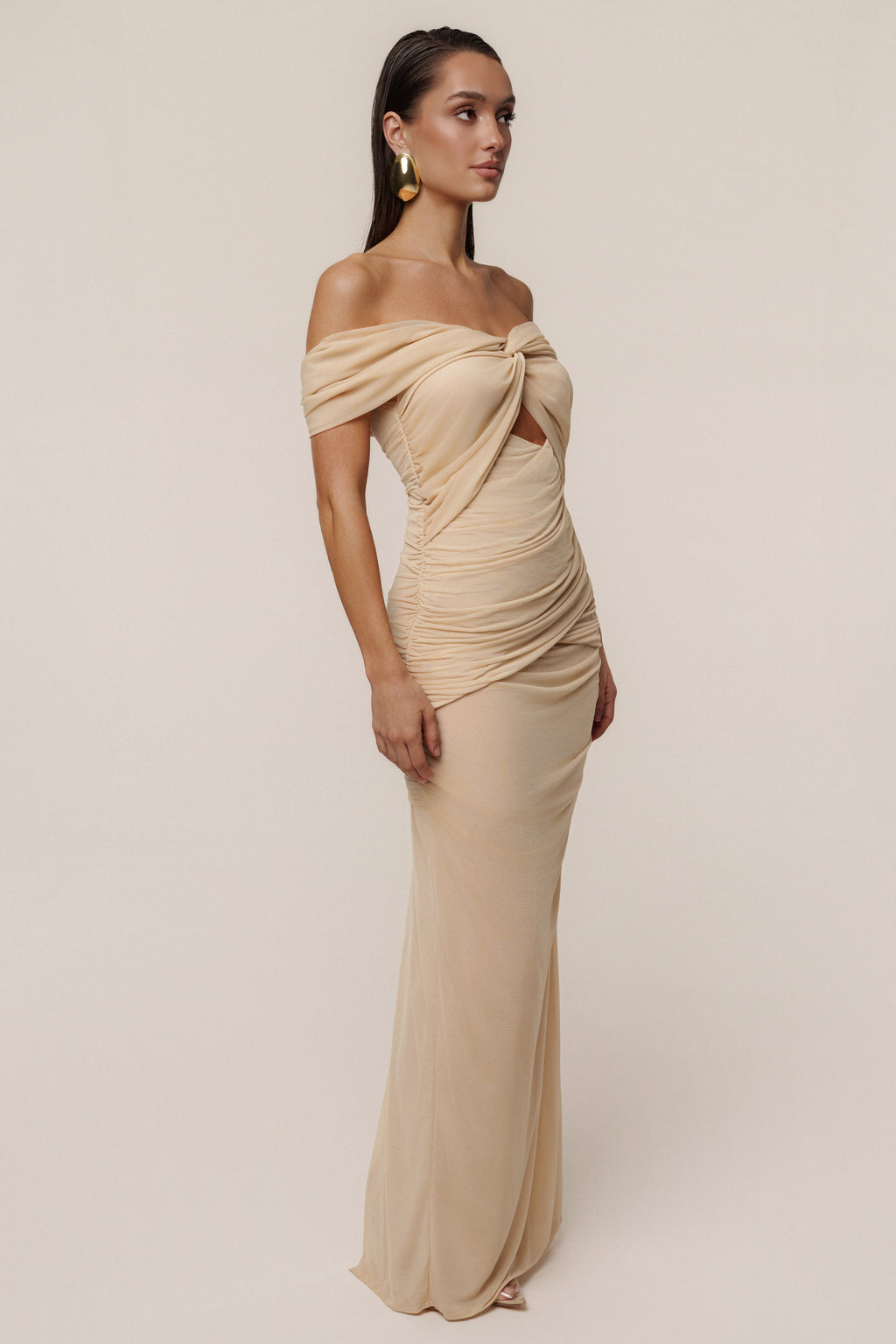 Vestido largo marfil de hombros descubiertos